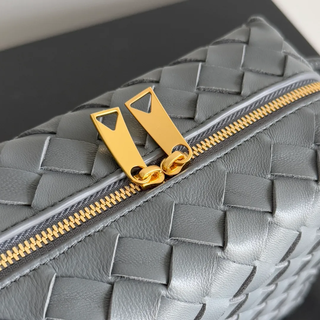 Batch 1260 𝗕𝗼𝘁𝘁𝗲𝗴𝗮 𝗩𝗲𝗻𝗲𝘁𝗮———— The latest version of the loop camera bag💥 at BV’s King of Cost-Effectiveness counter, large woven texture➕As always, ultra-high-quality lambskin, with zippers and adjustable drawstrings, it is especially suitable for the belly💫It can hold anything, and it is very light in weight, suitable for🈴️girls of all ages, size: 22*15*8cm, style number: 680255